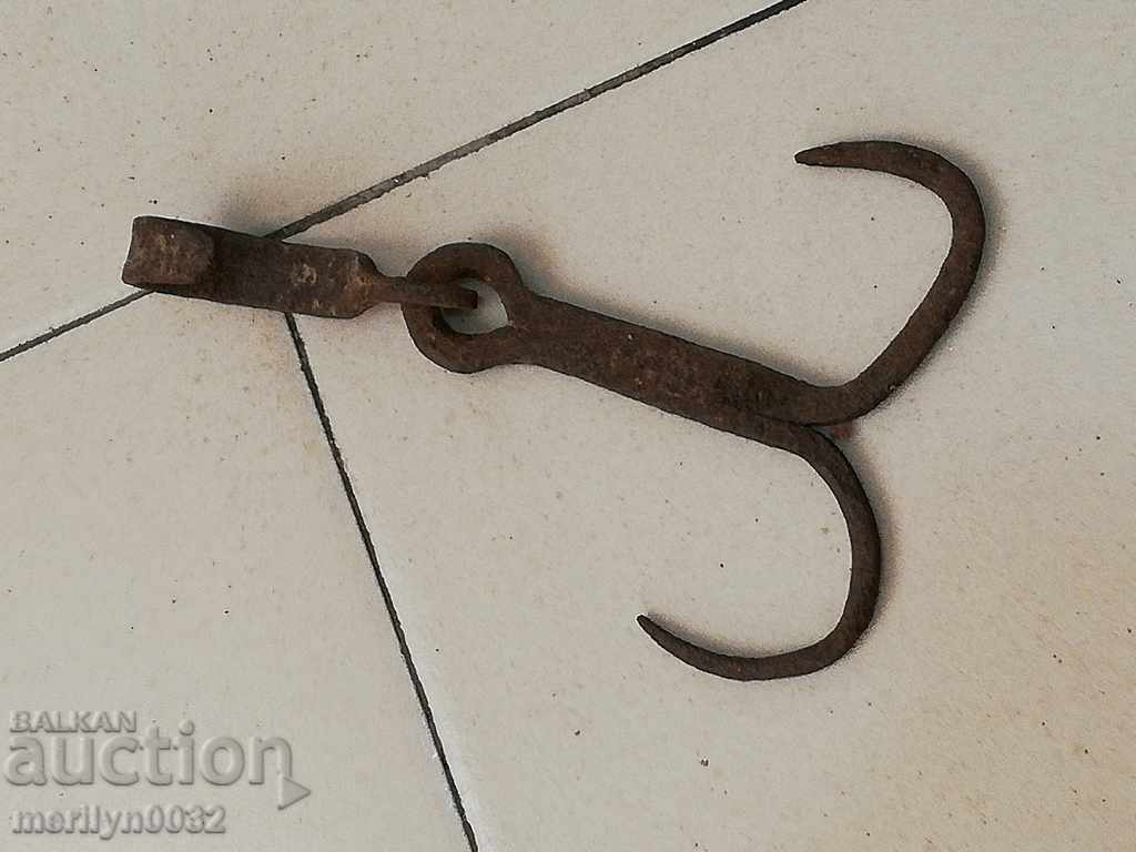 Δημοπρασία Ένα παλιό σφυρηλατημένο γάντζο αποξέσεως, διπλό κοκτέιλ μπεγκέλ Δημοπρασία Ένα παλιό σφυρηλατημένο γάντζο αποξέσεως, διπλό κοκτέιλ μπεγκέλ