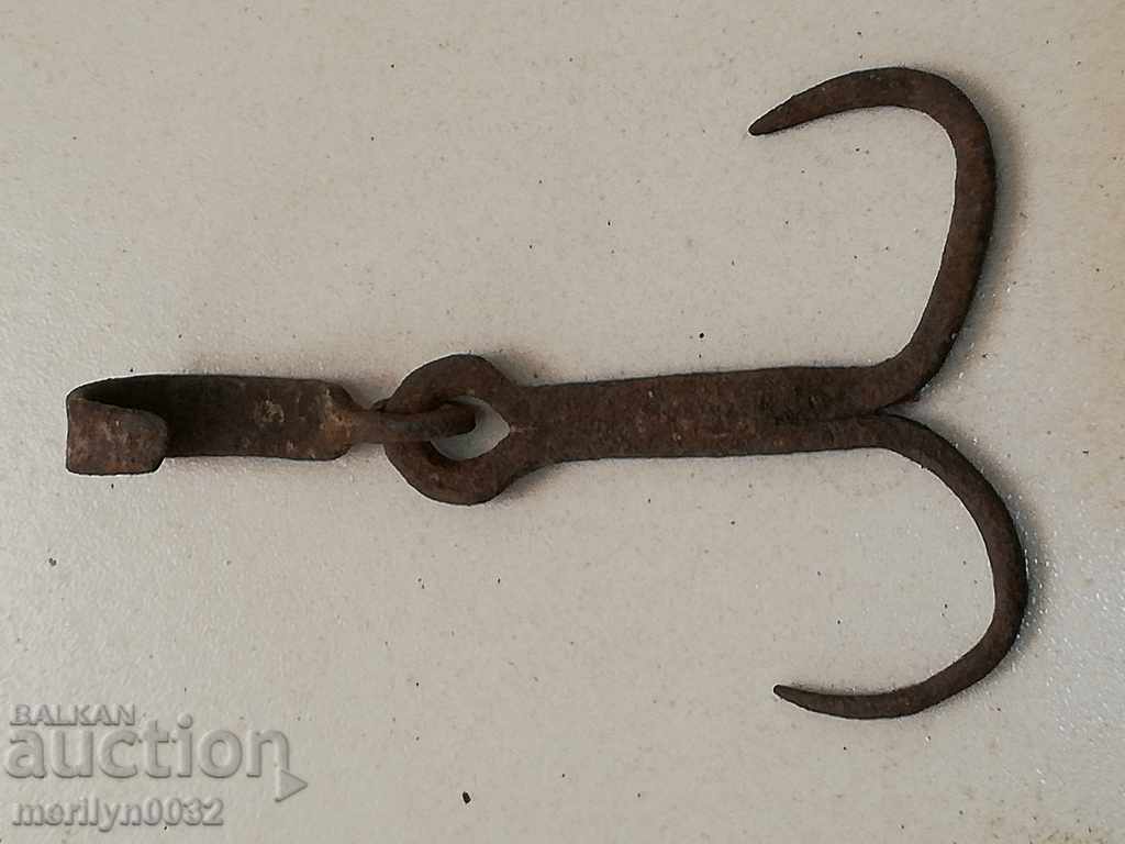 Παράδοση Ένα παλιό σφυρηλατημένο γάντζο αποξέσεως, διπλό κοκτέιλ μπεγκέλ Παράδοση Ένα παλιό σφυρηλατημένο γάντζο αποξέσεως, διπλό κοκτέιλ μπεγκέλ