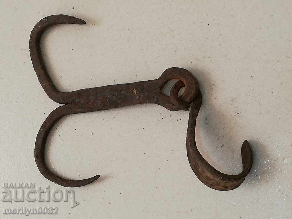 Ένα παλιό σφυρηλατημένο γάντζο αποξέσεως, διπλό κοκτέιλ μπεγκέλ - 5 Ένα παλιό σφυρηλατημένο γάντζο αποξέσεως, διπλό κοκτέιλ μπεγκέλ - 5