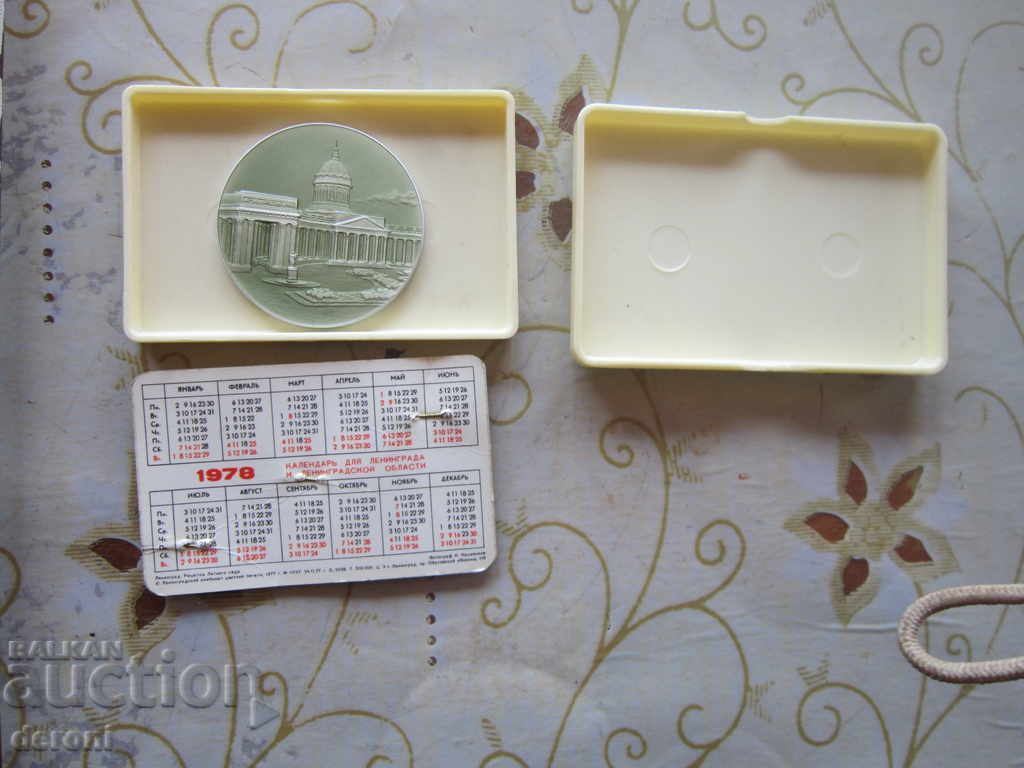 Delivery of Russian badge plaque calendar calendar Leningrad Delivery of Russian badge plaque calendar calendar Leningrad