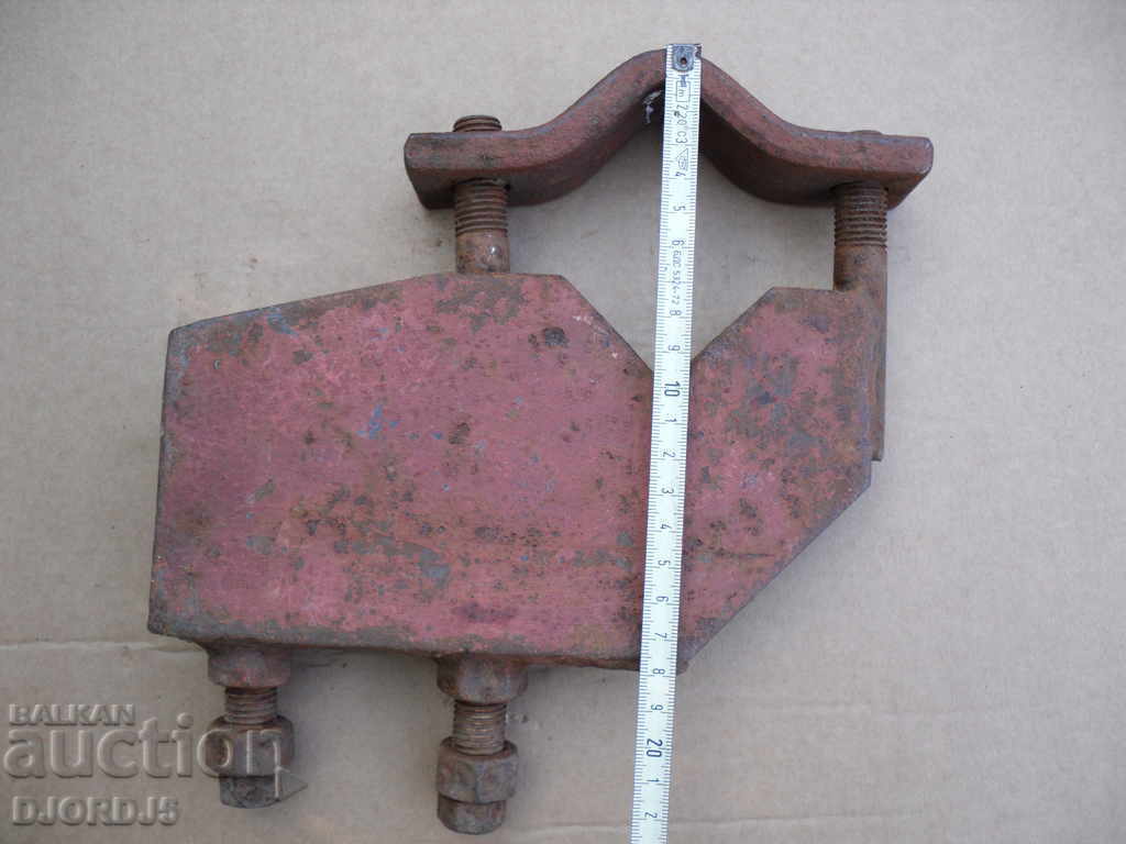 Auction An old pipe vise Auction An old pipe vise