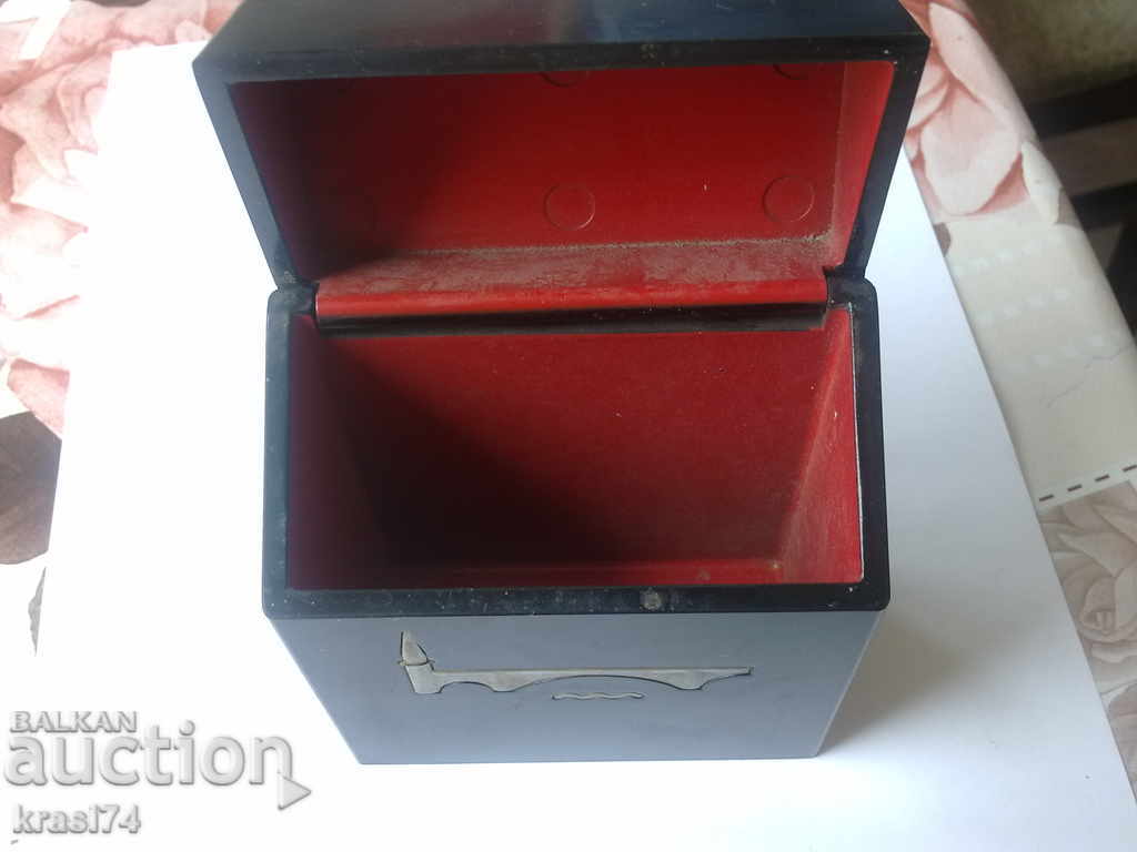 Box with price 10.00 BGN | € 5.11 Box with price 10.00 BGN | € 5.11