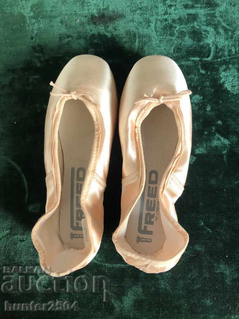Ballet thumbs - England, number 4,5, Made in England "D"