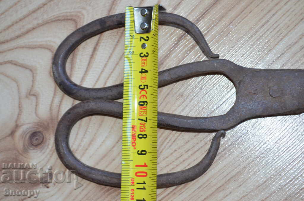 Delivery of Old hand forged scissors