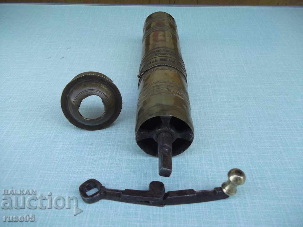 A pepper grinder and others. bronze old - 5 - 6 A pepper grinder and others. bronze old - 5 - 6