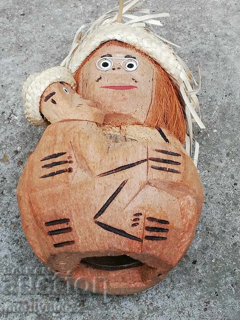 Mother and child monkey souvenir made of coconut with price 56.00 BGN | € 28.63 Mother and child monkey souvenir made of coconut with price 56.00 BGN | € 28.63
