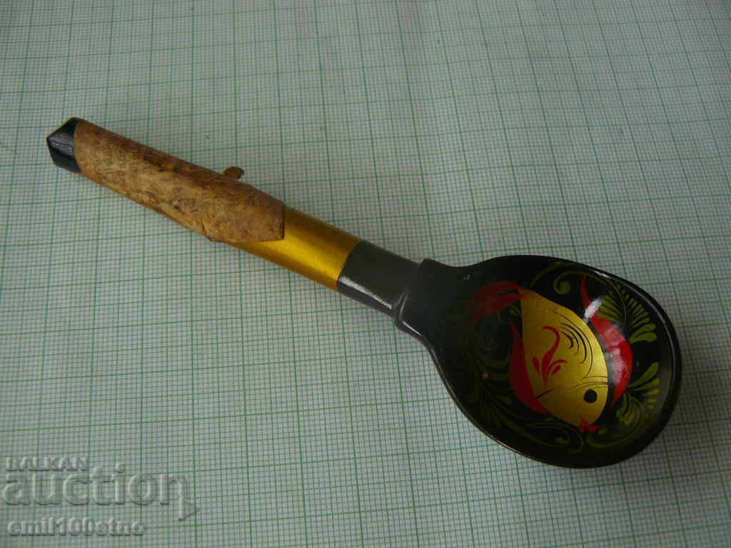 O mică lingură de rusă tradițională pe pomul din Hochamma Rusia