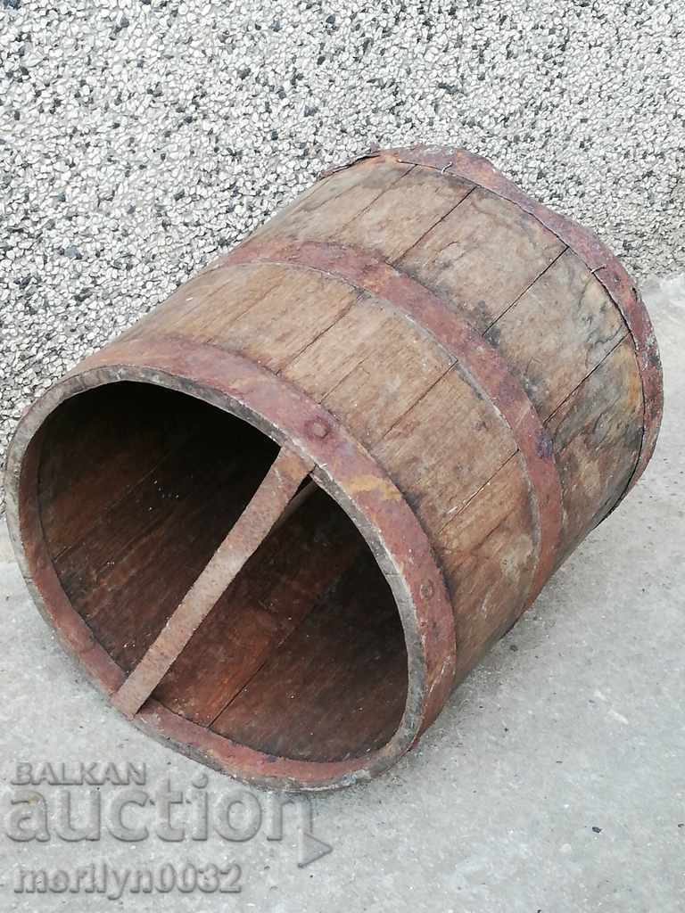 Auction A double rail, a wooden bucket and a wooden bucket Auction A double rail, a wooden bucket and a wooden bucket