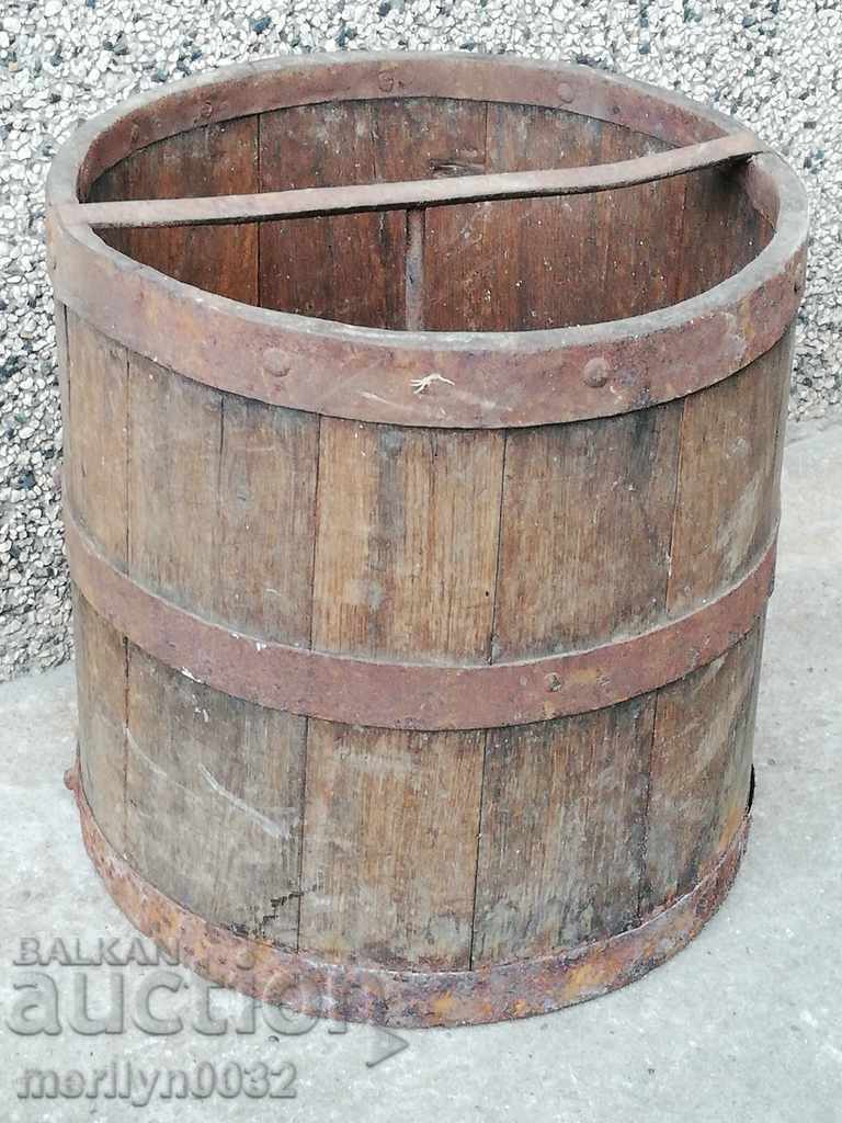 A double rail, a wooden bucket and a wooden bucket
