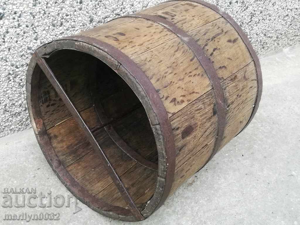 Auction A double rail, a wooden bucket and a wooden bucket Auction A double rail, a wooden bucket and a wooden bucket