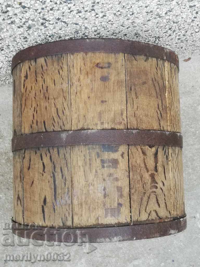 A double rail, a wooden bucket and a wooden bucket - 6 A double rail, a wooden bucket and a wooden bucket - 6