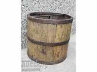 O șină dublă, o găleată de lemn și o găleată de lemn