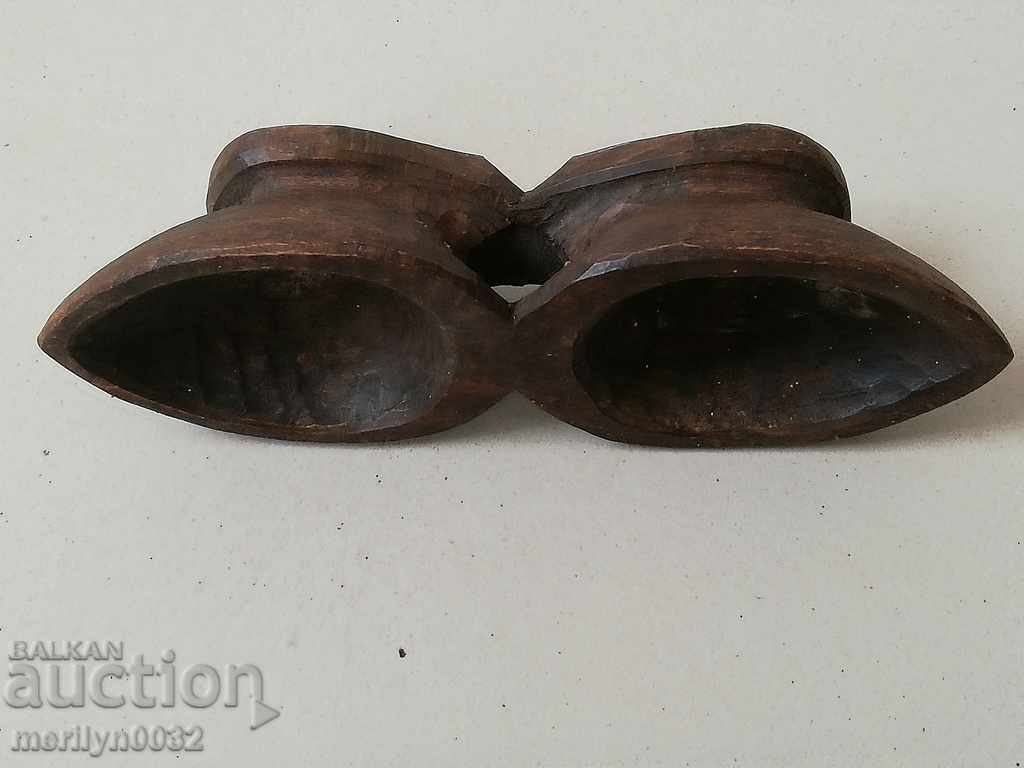 Auction An old wooden salon, a salt pan with a spoon, the wooden one Auction An old wooden salon, a salt pan with a spoon, the wooden one