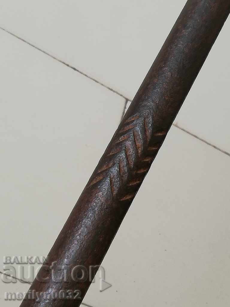 Auction An old bitch, a screwdriver, a wrought iron Auction An old bitch, a screwdriver, a wrought iron