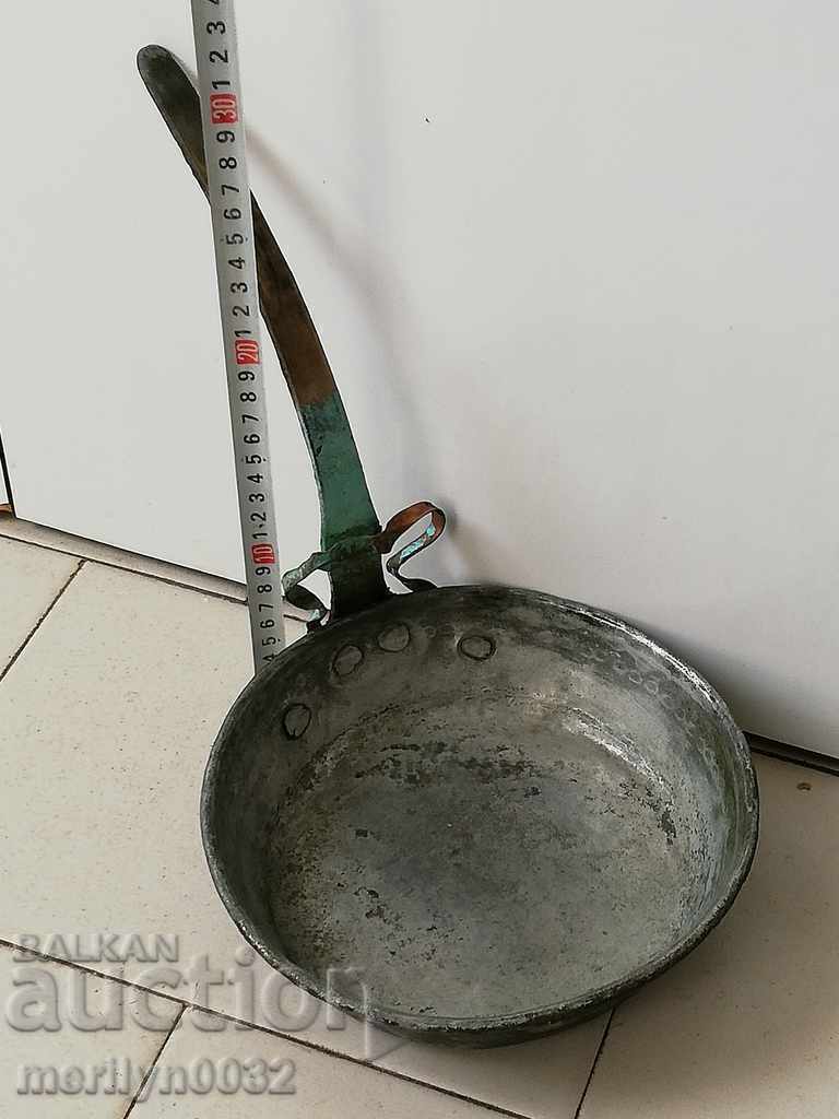 Auction  An old copper pan, a baker, a tray, a copper pot