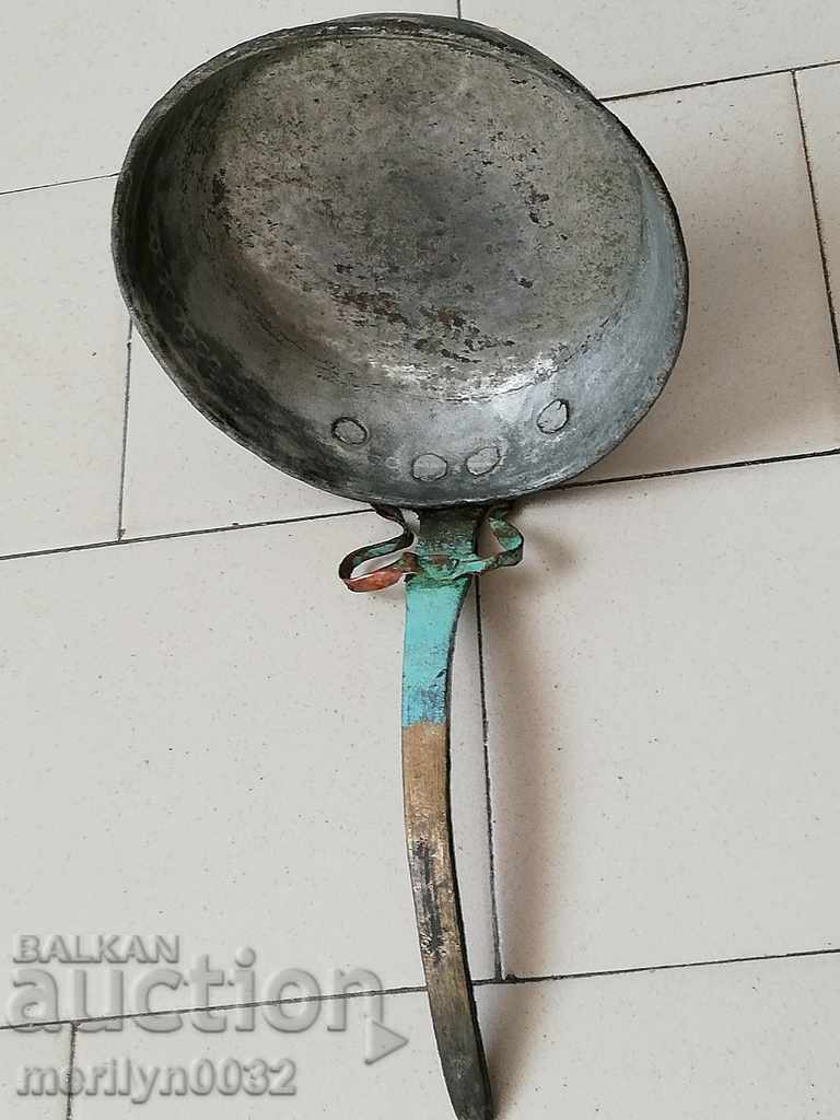 Delivery of An old copper pan, a baker, a tray, a copper pot