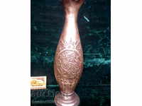 Стара бронзова ваза висока 25см.сложна чеканка  мин.век