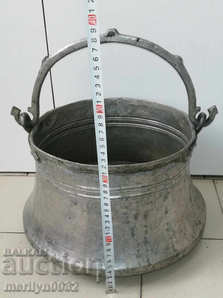 Auction Tin boned, boiler, baker, copper pot Auction Tin boned, boiler, baker, copper pot