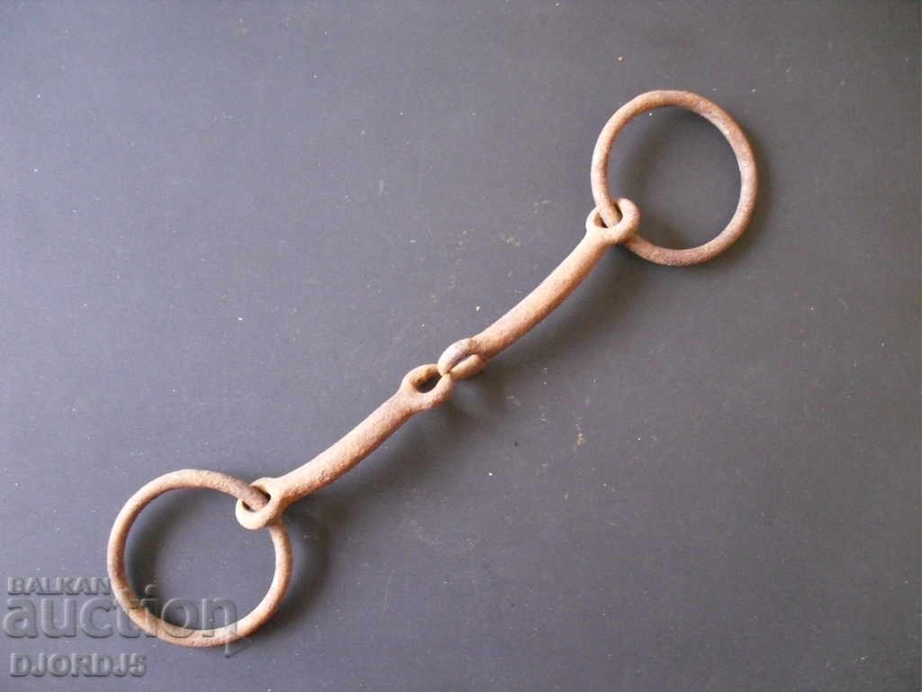 Παλιά μικρά σφυρήλατα χαλινάρι με τιμή 4.00 BGN | € 2.05 Παλιά μικρά σφυρήλατα χαλινάρι με τιμή 4.00 BGN | € 2.05