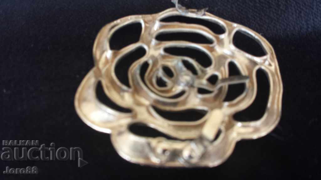 Delivery of Old cockade brooch with gold plating? application Delivery of Old cockade brooch with gold plating? application