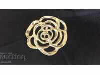 Παλιά καρφίτσα κοκάρδα με επιχρύσωση; εφαρμογή