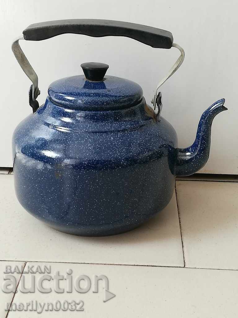 Auction  Enamelled pot, kettle, ketchup, kettle, wounded sod