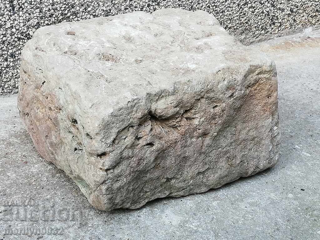 Ancient stone wall, statue - 7