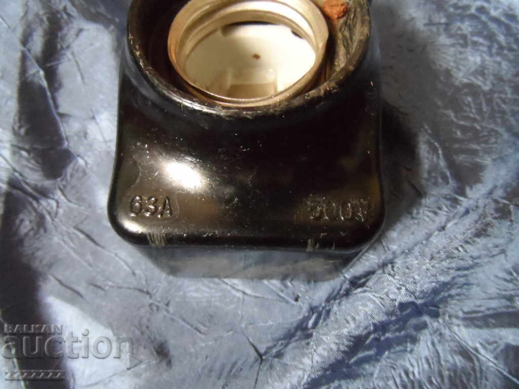 old fuse socket with price 10.00 BGN | € 5.11