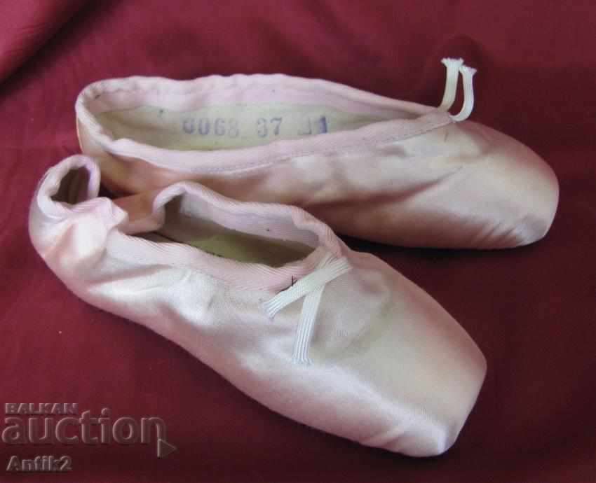 Παλαιά παπούτσια μπαλέτου με σατέν