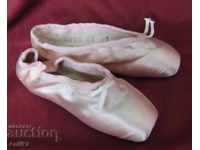 Παλαιά παπούτσια μπαλέτου με σατέν