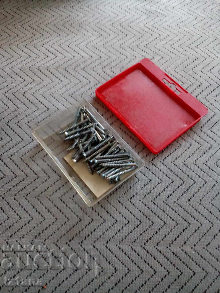 Livrarea Cutie veche cu șuruburi din lemn