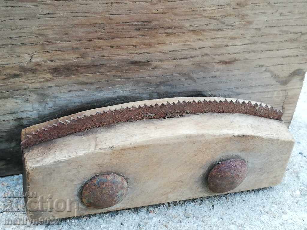 Old saw tree saw log primitive with price 36.00 BGN | € 18.41 Old saw tree saw log primitive with price 36.00 BGN | € 18.41