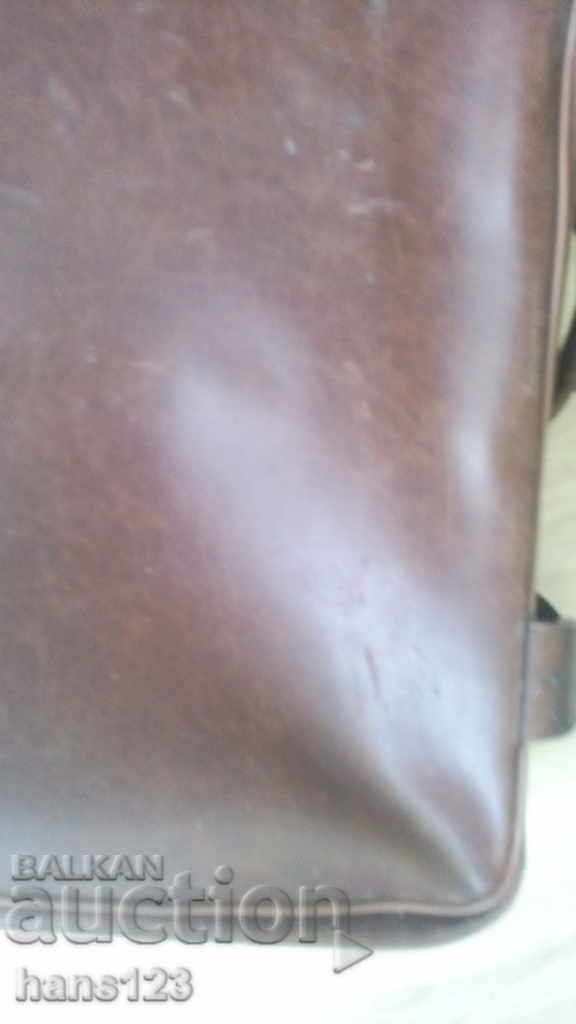 Delivery of Vintage retro leather suitcase great Delivery of Vintage retro leather suitcase great