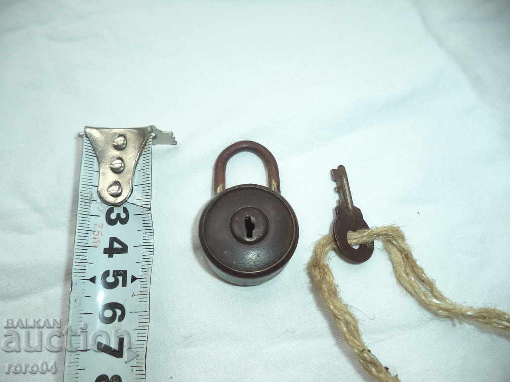 OLD SMALL KNIVES WITH A KEY - ACTUALLY with price 17.10 BGN | € 8.74 OLD SMALL KNIVES WITH A KEY - ACTUALLY with price 17.10 BGN | € 8.74