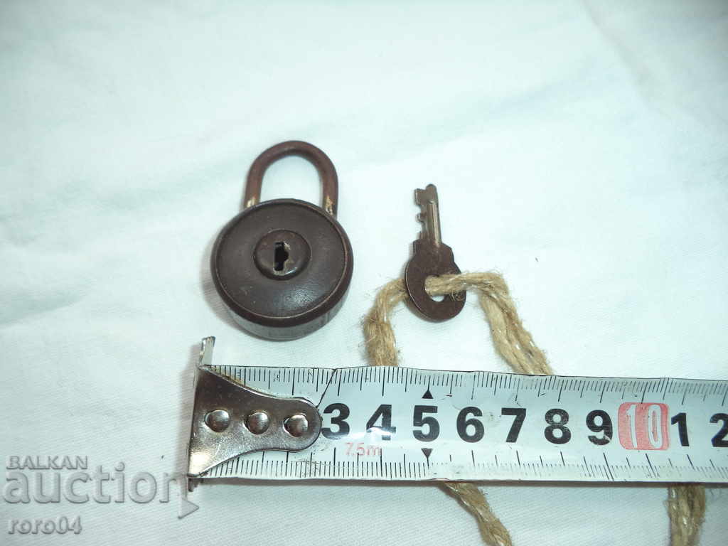 Auction OLD SMALL KNIVES WITH A KEY - ACTUALLY Auction OLD SMALL KNIVES WITH A KEY - ACTUALLY