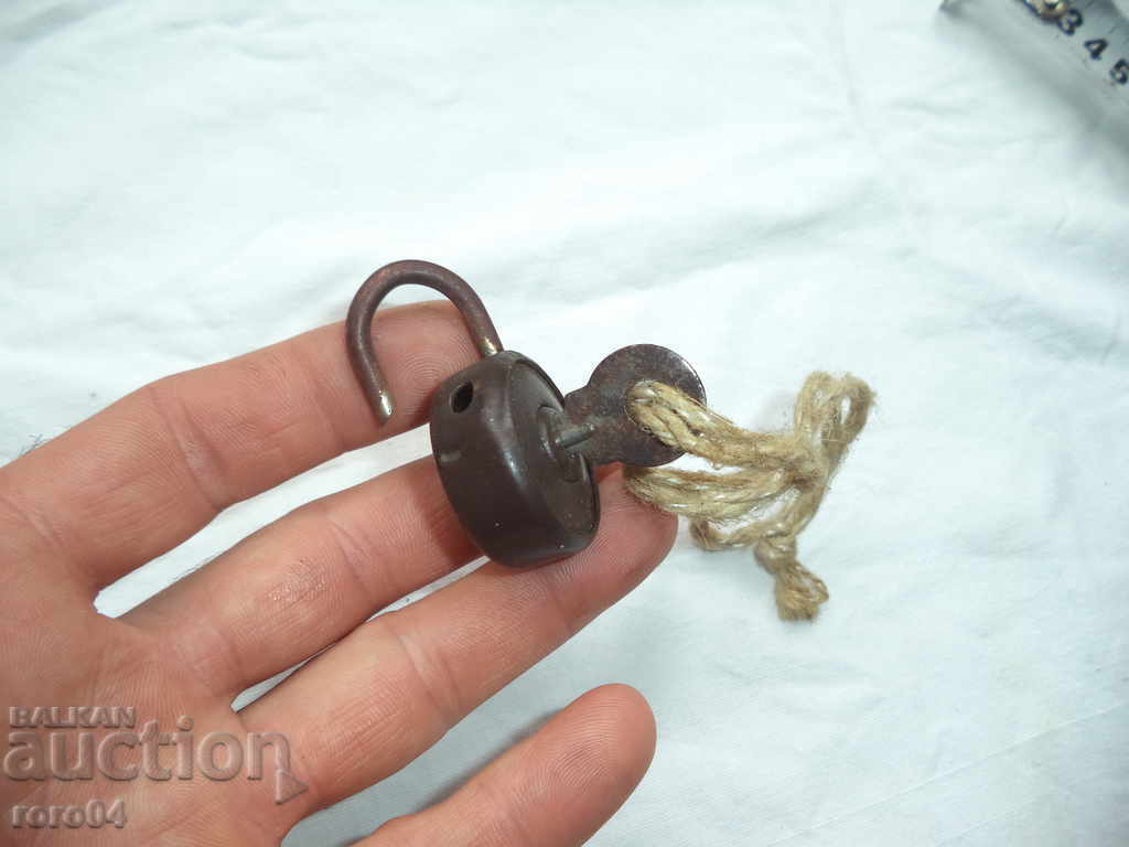 OLD SMALL KNIVES WITH A KEY - ACTUALLY - 5 OLD SMALL KNIVES WITH A KEY - ACTUALLY - 5