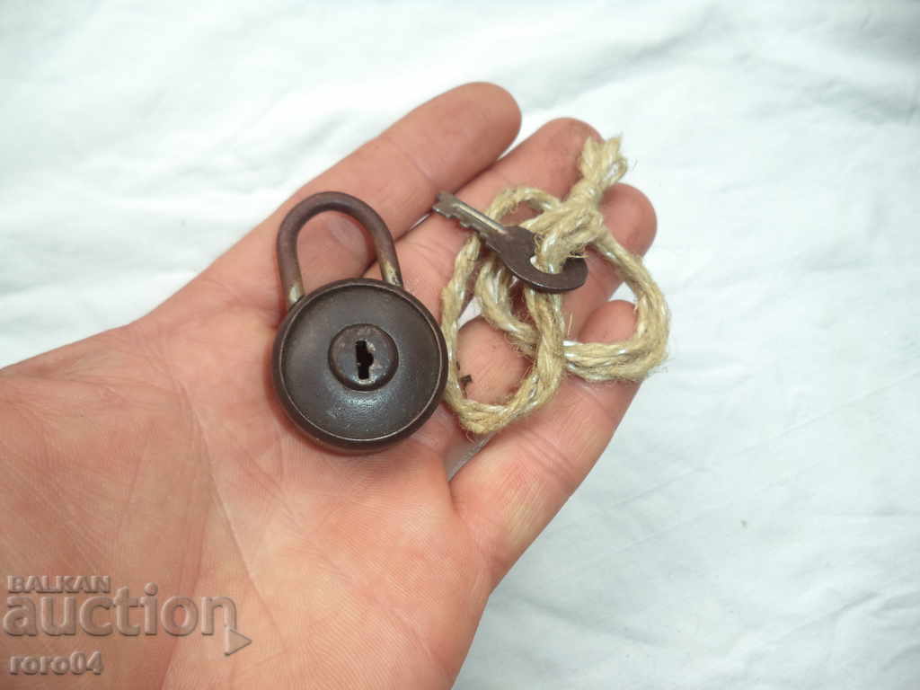 OLD SMALL KNIVES WITH A KEY - ACTUALLY - 6 OLD SMALL KNIVES WITH A KEY - ACTUALLY - 6