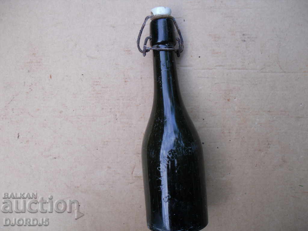 Стара бирена бутилка, В. Търново, Н. Х. Славчевь,  КОМ Д-во