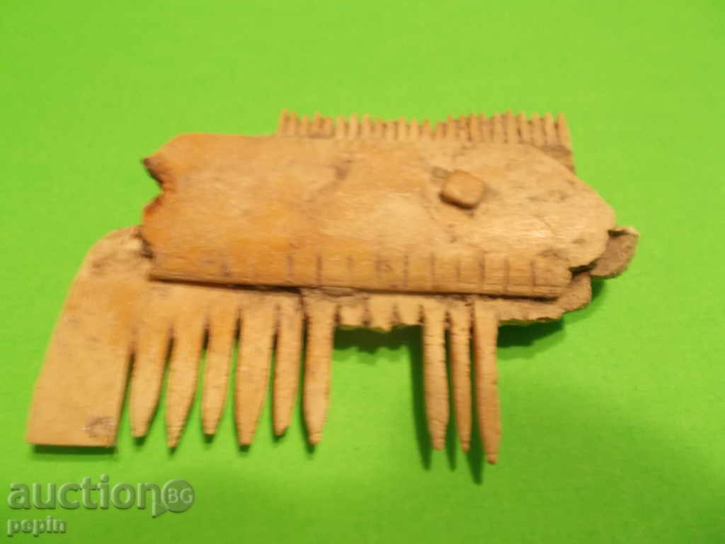 Pieptene din os, foarte vechi cu preț € 15.34 | 30.00 BGN Pieptene din os, foarte vechi cu preț € 15.34 | 30.00 BGN