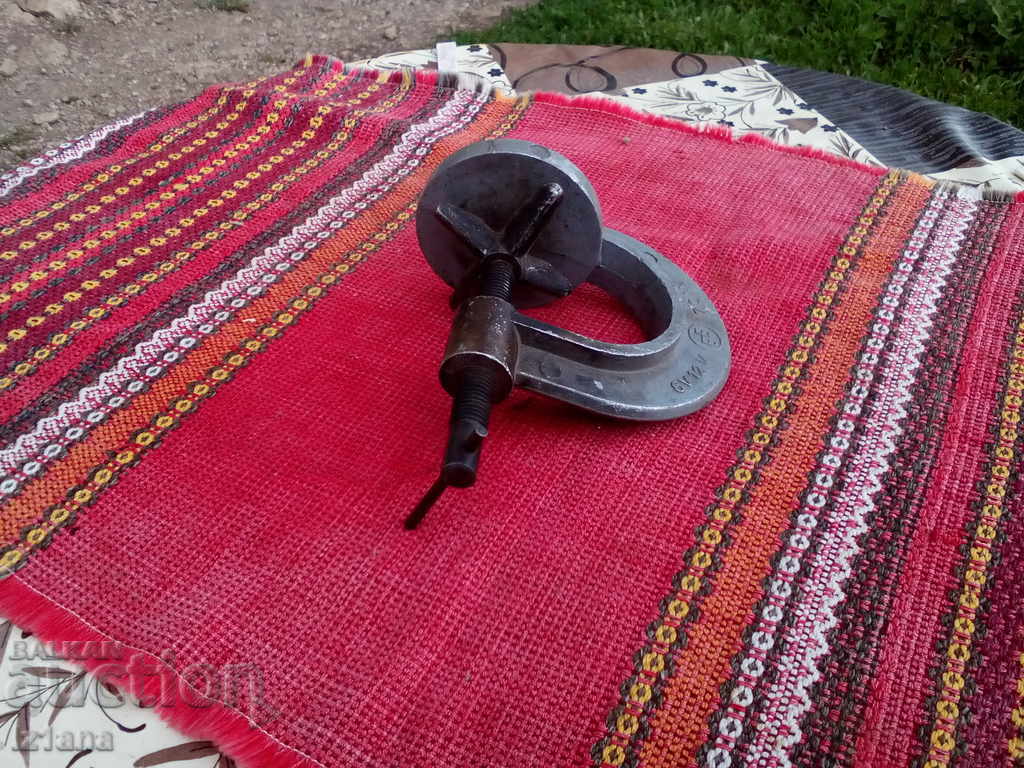 Delivery of Old tire clamp