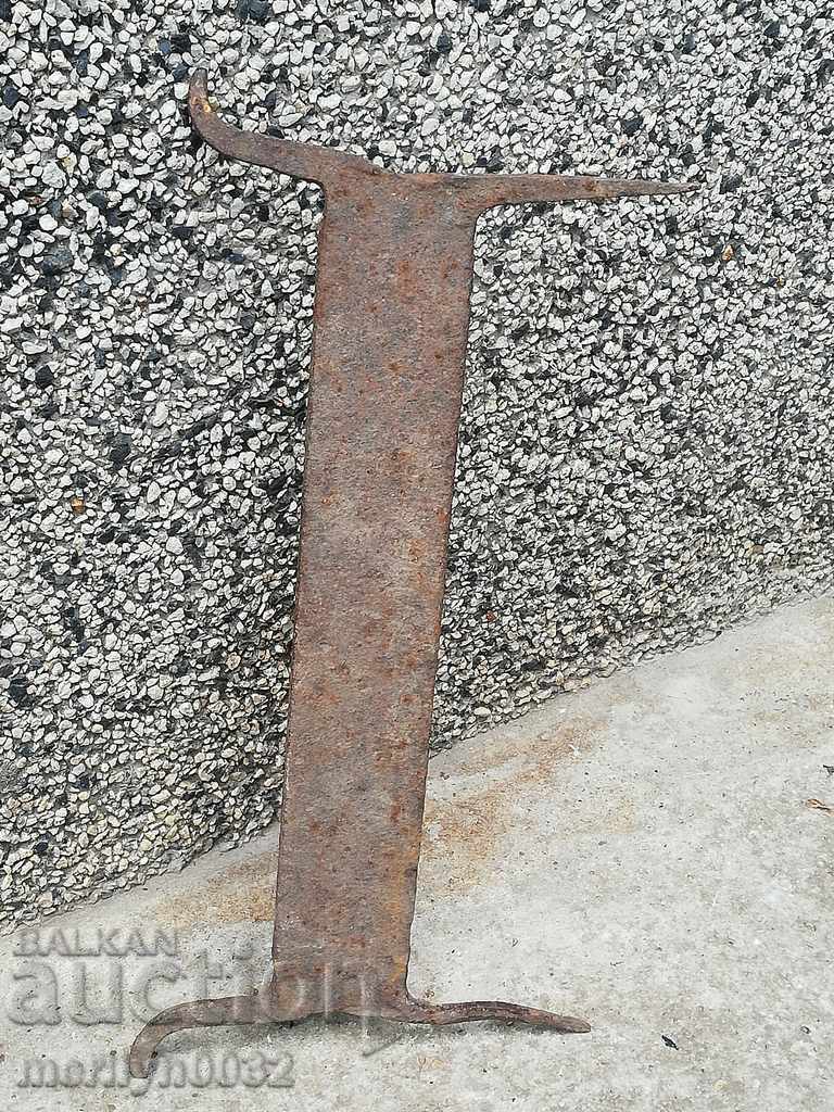 Hand-scraped scraper for wrought iron shoes