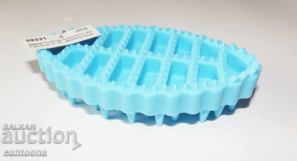 Brush for cleaning and cleaning dogs and cats with price 3.99 BGN | € 2.04 Brush for cleaning and cleaning dogs and cats with price 3.99 BGN | € 2.04