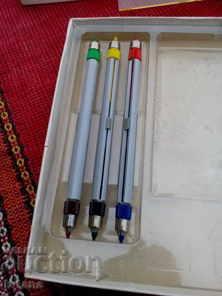 Delivery of Old children's drawing kit Delivery of Old children's drawing kit