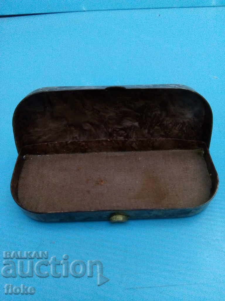 Delivery of An old glasses case Delivery of An old glasses case