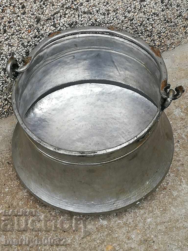 Auction An old copper pot, a tin boiler, a baker, a spoon Auction An old copper pot, a tin boiler, a baker, a spoon