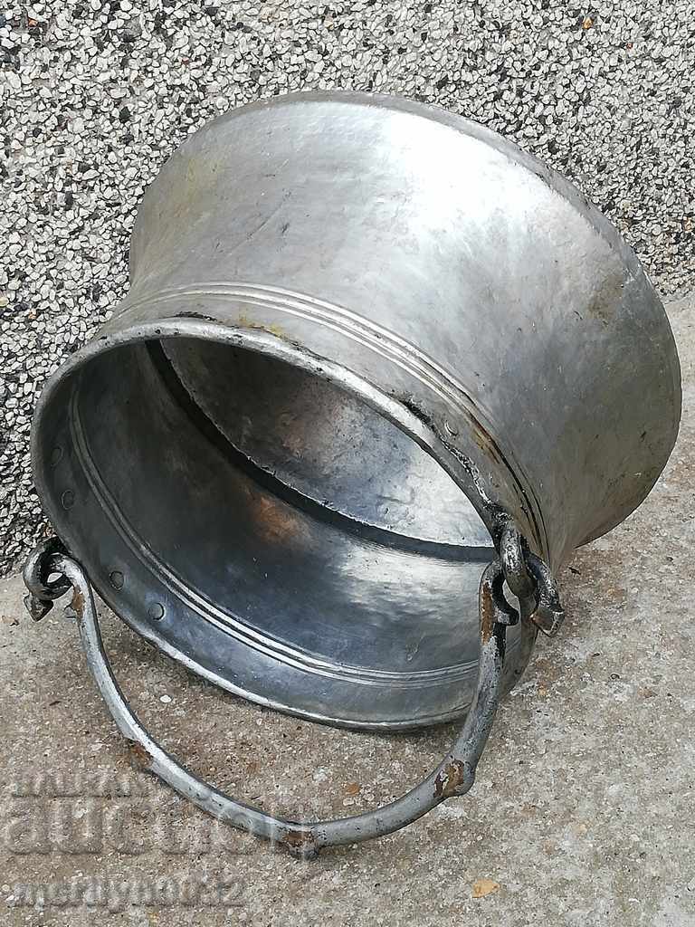 Delivery of An old copper pot, a tin boiler, a baker, a spoon Delivery of An old copper pot, a tin boiler, a baker, a spoon