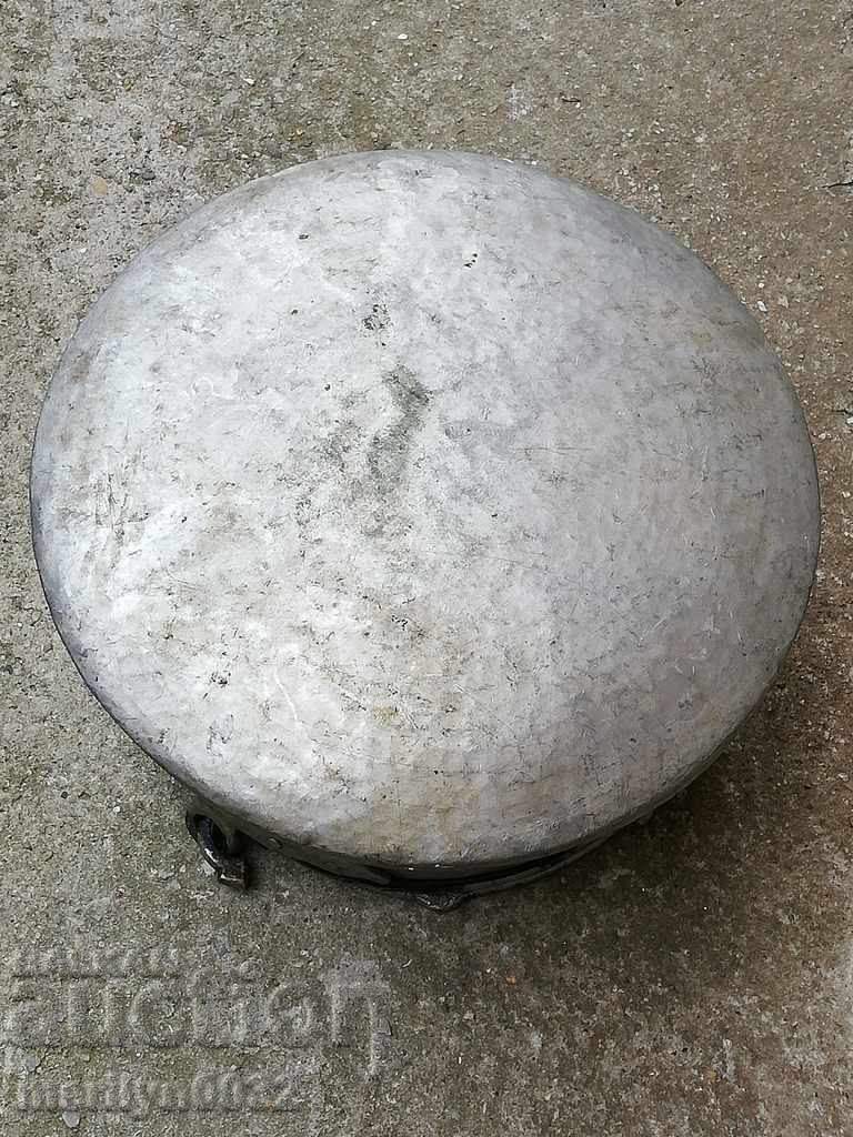 An old copper pot, a tin boiler, a baker, a spoon - 6 An old copper pot, a tin boiler, a baker, a spoon - 6