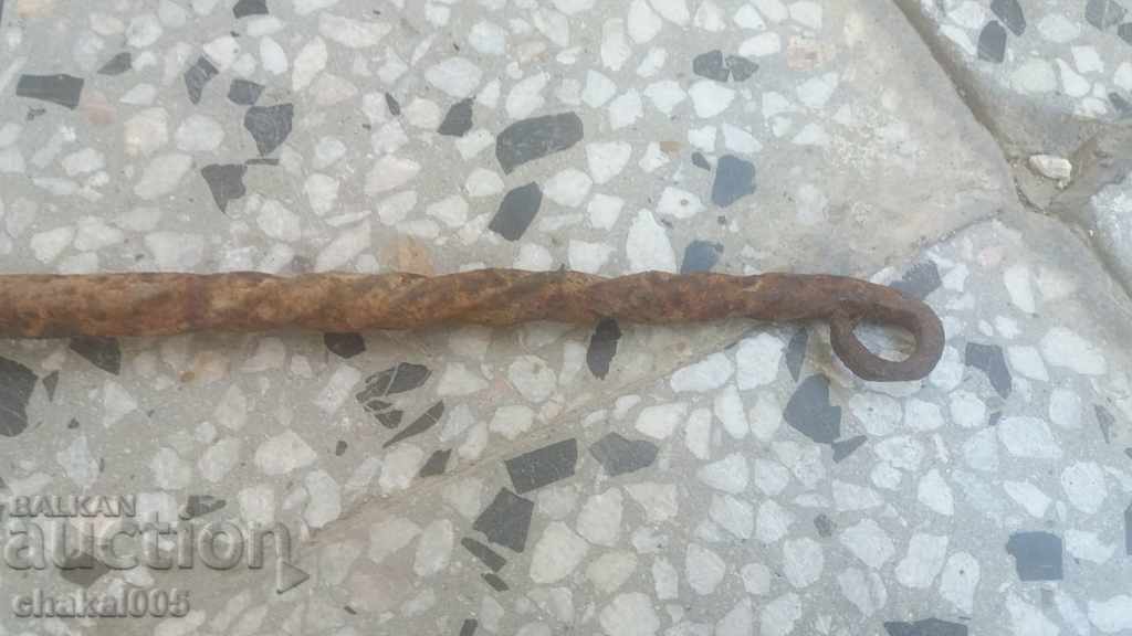 Παράδοση Ένα παλιό τζάκι από σφυρήλατο σίδερο Παράδοση Ένα παλιό τζάκι από σφυρήλατο σίδερο