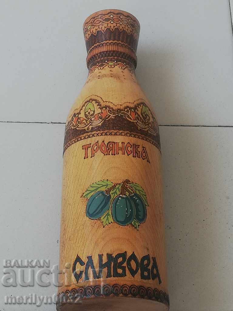 Written pyrographic bottle of wood for brandy wood