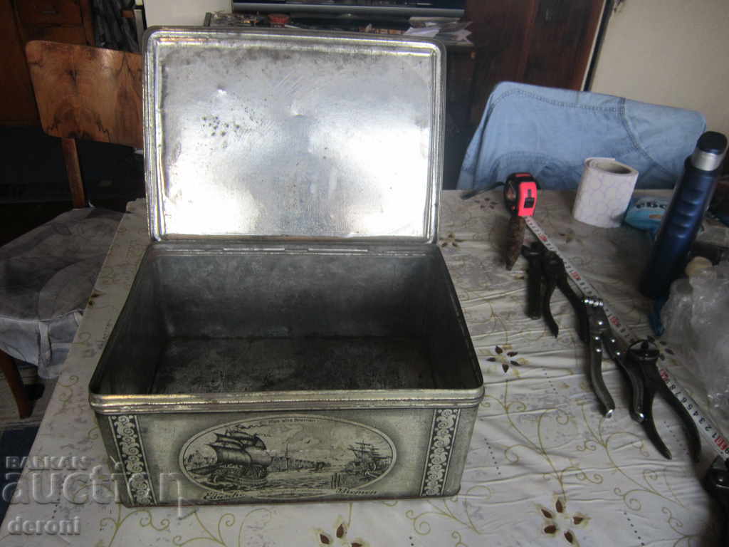 Unique old large tin tin box with price 50.00 BGN | € 25.56 Unique old large tin tin box with price 50.00 BGN | € 25.56